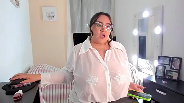 Snapshot of KarlaLannee chatting on 8, 3, 2026 KarlaLannee online show from 8, 3, 2026