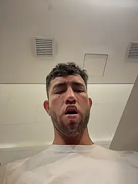 Snapshot of liam_bronw chatting on 2, 4, 2026 liam bronw online show from 2, 4, 2026