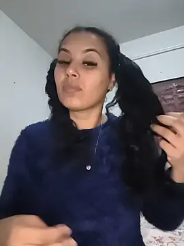 Larissinha015 online show from 17, 7, 2026