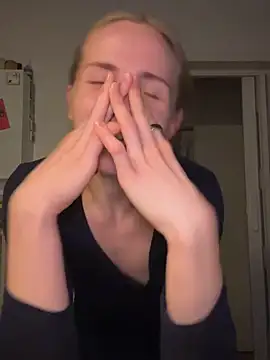 Snapshot of Sunny_Eve chatting on 4, 4, 2026 Sunny Eve online show from 4, 4, 2026