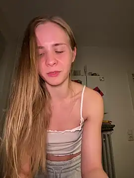 Snapshot of Sunny_Eve chatting on 8, 4, 2026 Sunny Eve online show from 8, 4, 2026