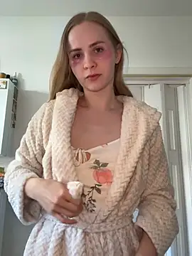 Snapshot of Sunny_Eve chatting on 9, 4, 2026 Sunny Eve online show from 9, 4, 2026