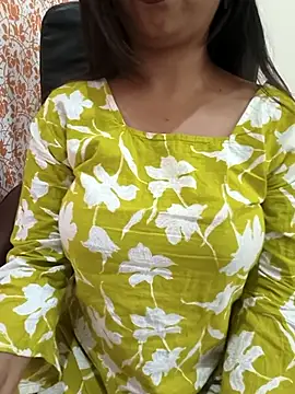 Snapshot of Hot_Twinkle chatting on 8, 4, 2026 Hot Twinkle online show from 8, 4, 2026