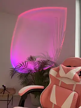 alesziarose  online show from 10, 5, 2026