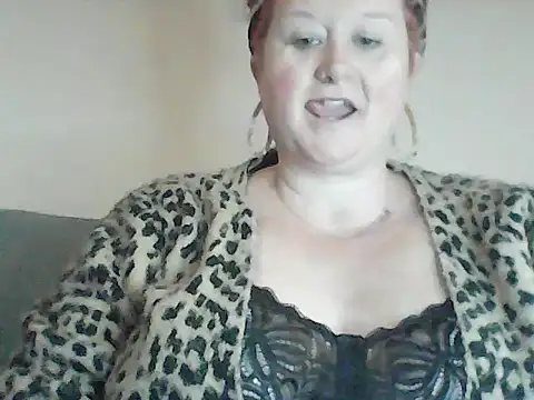 Snapshot of BustyRedxx chatting on 4, 6, 2026 BustyRedxx online show from 4, 6, 2026