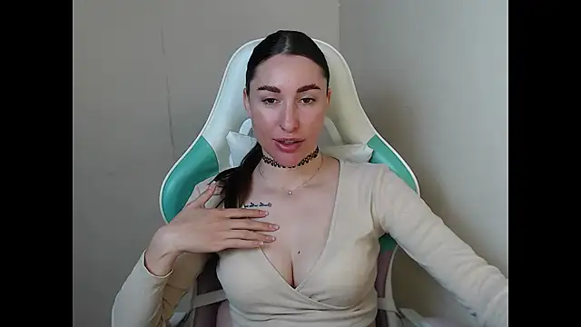 Snapshot of cammila_horn chatting on 23, 4, 2026 cammila horn online show from 23, 4, 2026