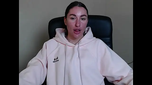 Snapshot of cammila_horn chatting on 30, 4, 2026 cammila horn online show from 30, 4, 2026