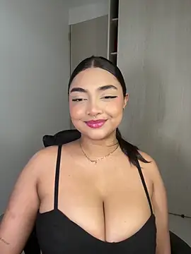 Snapshot of SASHASTRADA_ chatting on 6, 4, 2026 SASHASTRADA online show from 6, 4, 2026