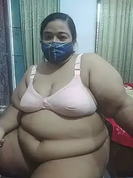 Snapshot of momo_loves chatting on 18, 5, 2026 momo loves online show from 18, 5, 2026