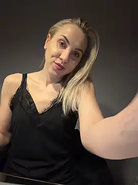 Snapshot of ElenaWhitmore chatting on 11, 4, 2026 ElenaWhitmore online show from 11, 4, 2026