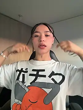 Snapshot of crystal_dlun chatting on 3, 4, 2026 crystal dlun online show from 3, 4, 2026