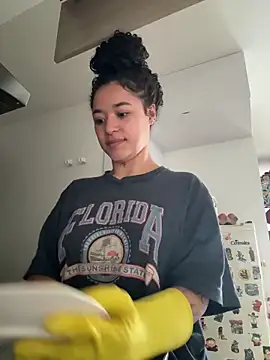 Snapshot of crystal_dlun chatting on 19, 4, 2026 crystal dlun online show from 19, 4, 2026