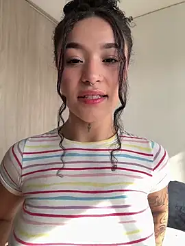 Snapshot of crystal_dlun chatting on 21, 4, 2026 crystal dlun online show from 21, 4, 2026