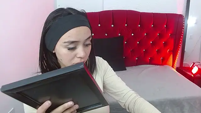 Snapshot of sofiaspring chatting on 17, 6, 2026 sofiaspring online show from 17, 6, 2026