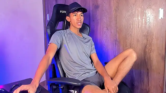 Snapshot of neitan_miller_ chatting on 6, 4, 2026 neitan miller online show from 6, 4, 2026