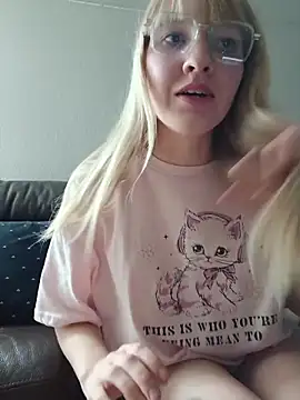 Snapshot of BunnySnowFlake chatting on 8, 4, 2026 BunnySnowFlake online show from 8, 4, 2026