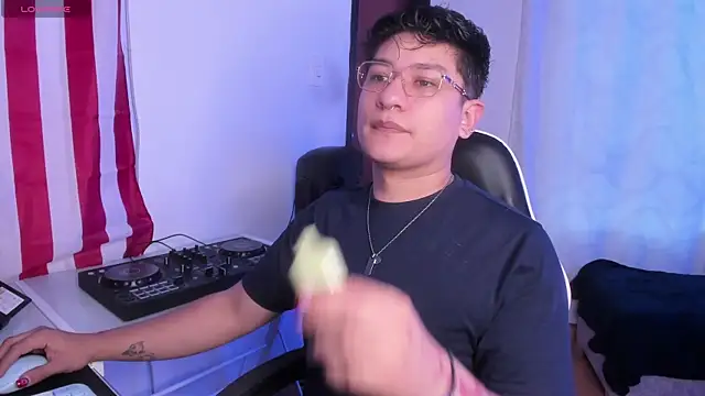 Snapshot of Theo_Rowan chatting on 17, 4, 2026 Theo Rowan online show from 17, 4, 2026