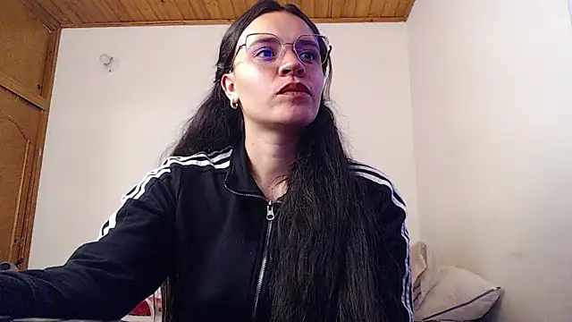 Snapshot of Shanel_Lozano chatting on 4, 6, 2026 Shanel Lozano online show from 4, 6, 2026