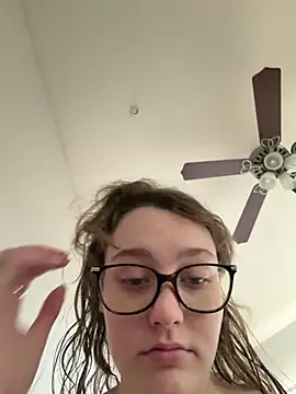 Snapshot of julia4thewin chatting on 5, 3, 2026 julia4thewin online show from 5, 3, 2026