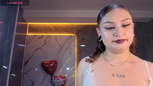 Snapshot of Clhoe_b chatting on 11, 2, 2026 Clhoe b online show from 11, 2, 2026