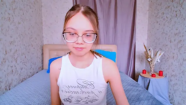 Snapshot of LolliStrawberry chatting on 5, 4, 2026 LolliStrawberry online show from 5, 4, 2026