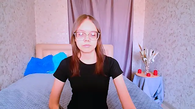 Snapshot of LolliStrawberry chatting on 9, 4, 2026 LolliStrawberry online show from 9, 4, 2026