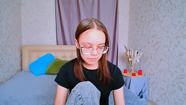 Snapshot of LolliStrawberry chatting on 10, 4, 2026 LolliStrawberry online show from 10, 4, 2026