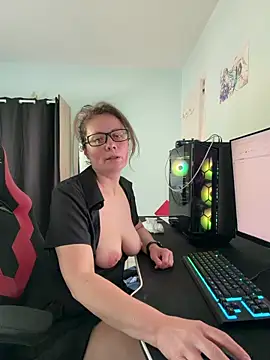 Snapshot of Faucettes chatting on 7, 4, 2026 Faucettes online show from 7, 4, 2026