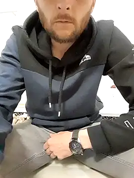 Snapshot of 80julien chatting on 14, 3, 2026 80julien online show from 14, 3, 2026