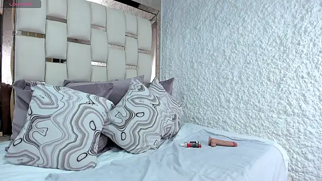 Snapshot of charolnox chatting on 1, 3, 2026 charolnox online show from 1, 3, 2026