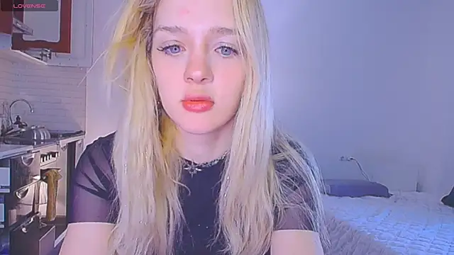 Snapshot of sailormoon666_ chatting on 8, 4, 2026 sailormoon666 online show from 8, 4, 2026