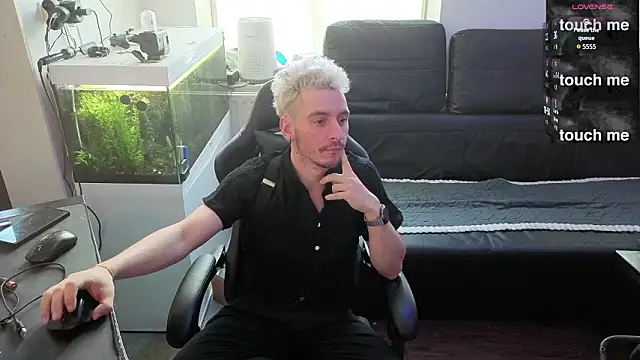 Snapshot of Rayzel_White chatting on 3, 2, 2026 Rayzel White online show from 3, 2, 2026