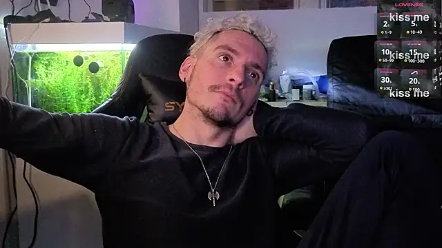 Snapshot of Rayzel_White chatting on 4, 2, 2026 Rayzel White online show from 4, 2, 2026