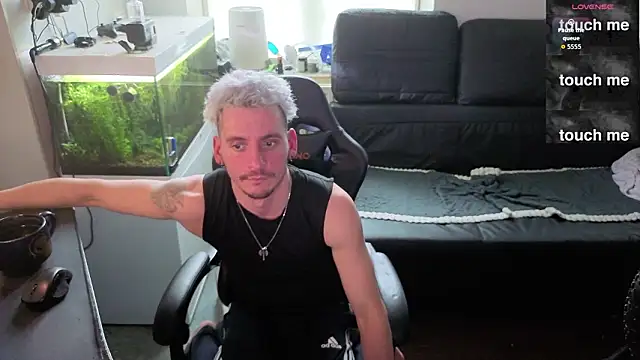 Snapshot of Rayzel_White chatting on 7, 2, 2026 Rayzel White online show from 7, 2, 2026