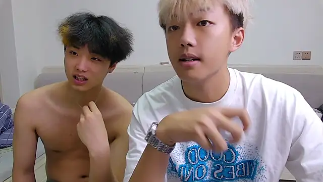 Snapshot of Chocolates-001 chatting on 2, 4, 2026 Chocolates-001 online show from 2, 4, 2026