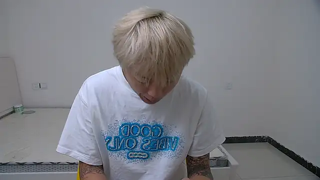 Snapshot of Chocolates-001 chatting on 4, 4, 2026 Chocolates-001 online show from 4, 4, 2026