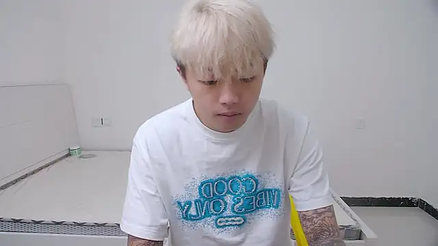 Snapshot of Chocolates-001 chatting on 5, 4, 2026 Chocolates-001 online show from 5, 4, 2026