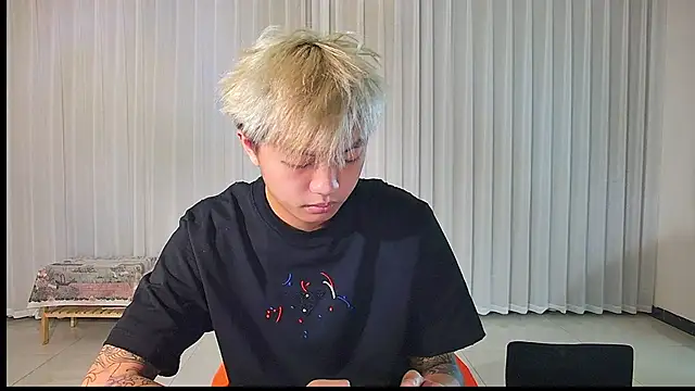 Snapshot of Chocolates-001 chatting on 8, 4, 2026 Chocolates-001 online show from 8, 4, 2026