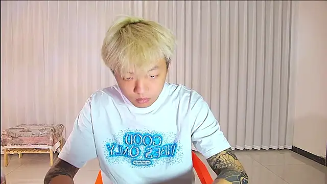 Snapshot of Chocolates-001 chatting on 10, 4, 2026 Chocolates-001 online show from 10, 4, 2026