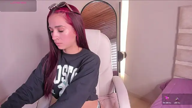 Snapshot of ella__olmos chatting on 23, 4, 2026 ella olmos online show from 23, 4, 2026