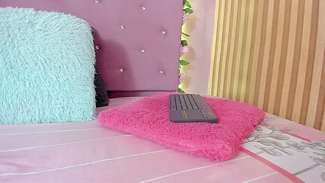 Snapshot of lovely__kiss__ chatting on 21, 4, 2026 lovely kiss online show from 21, 4, 2026