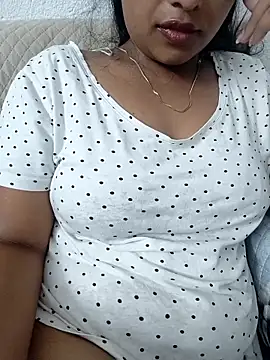 Snapshot of Hot-Tinaa chatting on 5, 4, 2026 Hot-Tinaa online show from 5, 4, 2026