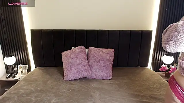 IvonneRoss  online show from 10, 3, 2026