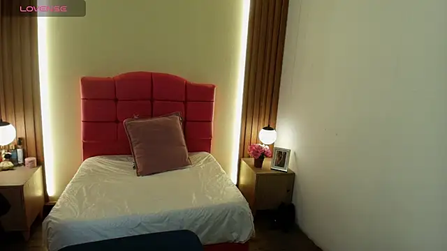 IvonneRoss  online show from 7, 4, 2026