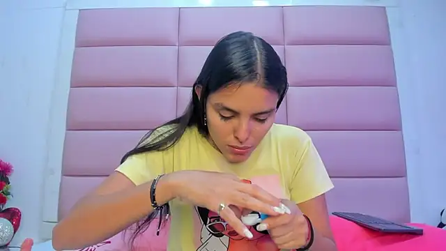 Snapshot of Catalinna_03 chatting on 9, 4, 2026 Catalinna 03 online show from 9, 4, 2026