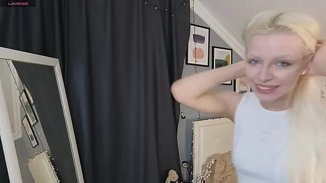 Snapshot of Naomi_Demio chatting on 4, 4, 2026 Naomi Demio online show from 4, 4, 2026