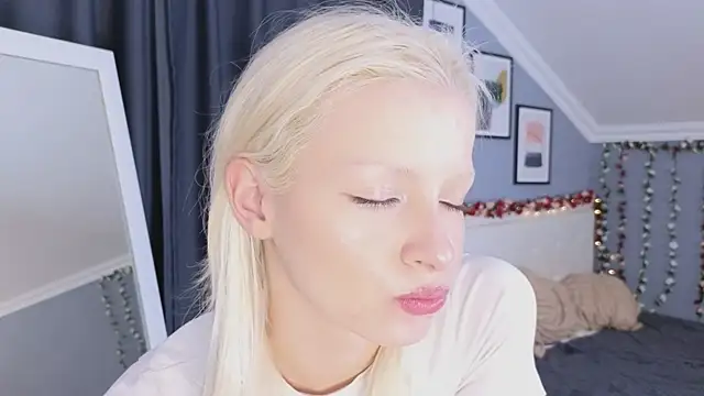 Snapshot of Naomi_Demio chatting on 11, 4, 2026 Naomi Demio online show from 11, 4, 2026