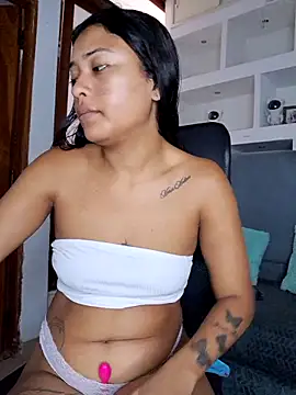 Snapshot of Layla_em chatting on 1, 3, 2026 Layla em online show from 1, 3, 2026