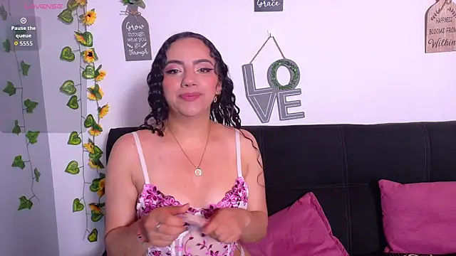 Snapshot of emiily_curly chatting on 23, 4, 2026 emiily curly online show from 23, 4, 2026