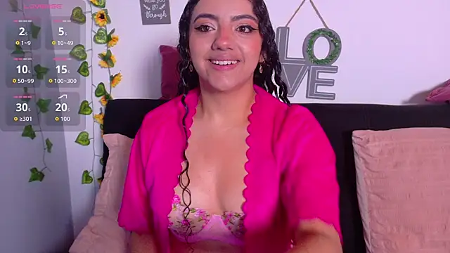 Snapshot of emiily_curly chatting on 6, 5, 2026 emiily curly online show from 6, 5, 2026